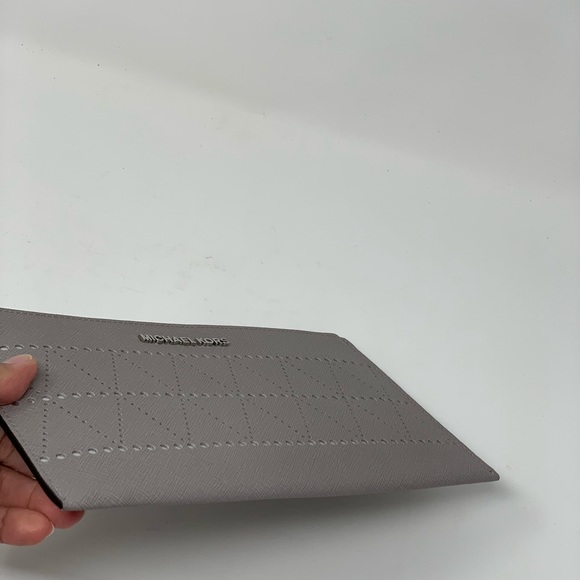 HP💜Michael kors jet set travel lg wristlet pearl - Picture 6 of 8